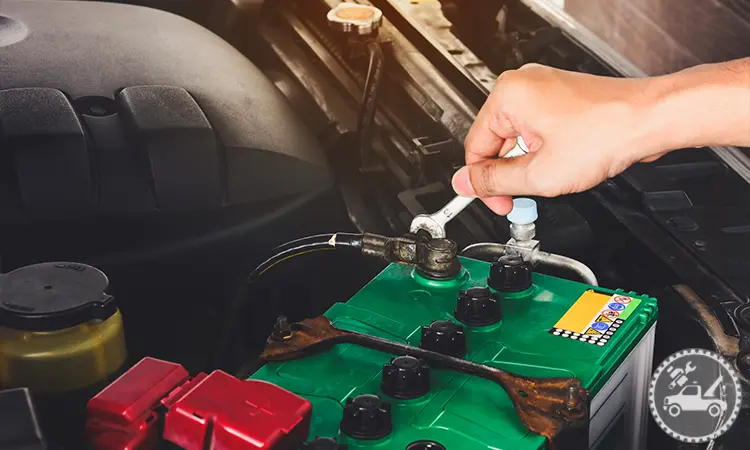 چک ک ردن و بستن اتصالات باتری خودرو 